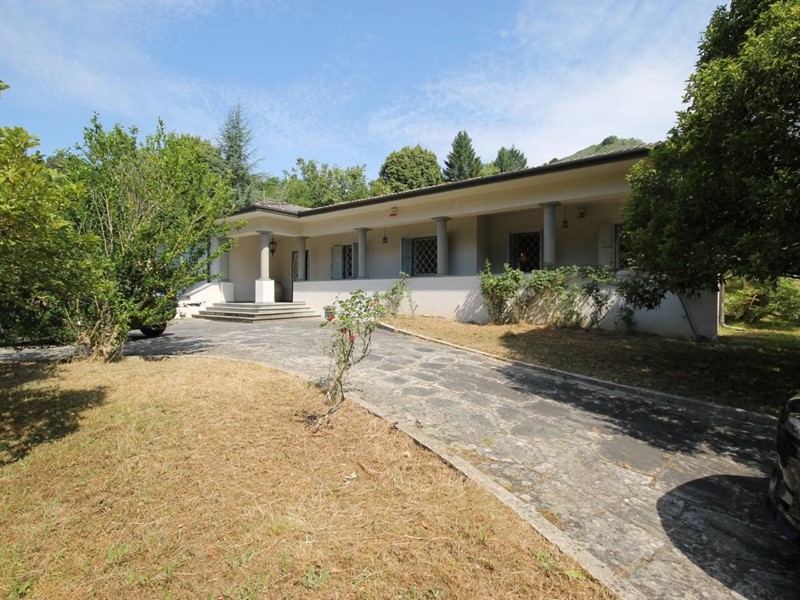 Villa in Vendita a Camaiore, zona Valpromaro, 548'000&euro;, 370 m², con Box