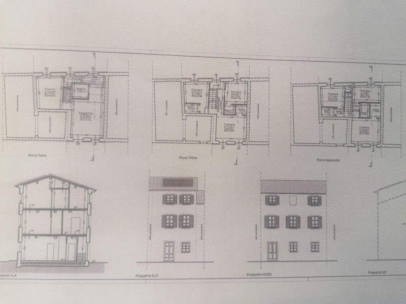 Casa Indipendente in Vendita a Lucca, zona Mugnano, 115'000€, 180 m²