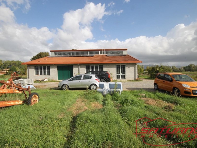 Capannone in Vendita a Capannori, zona Toringo, 350'000€, 400 m²