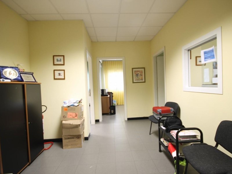 Ufficio in Vendita a Capannori, zona Lammari, 110'000€, 90 m²