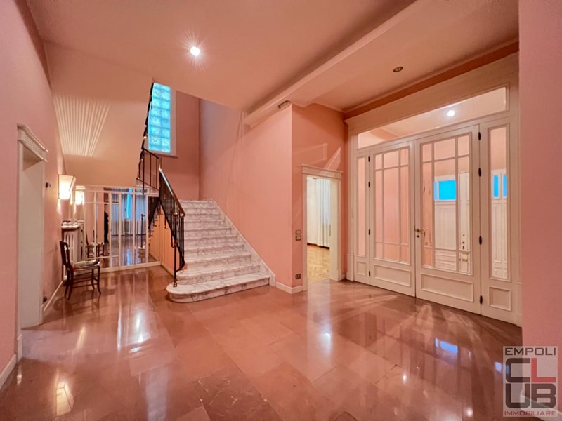 Villa in Vendita a Empoli, 850'000€, 450 m², con Box