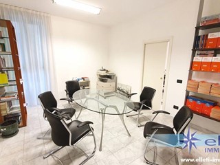 Immobile commerciale in Vendita a Massa, zona Marina di Massa, 250'000€, 110 m²