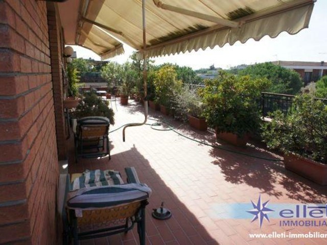 Attico in Vendita a Massa, zona Ronchi, 600'000€, 130 m², con Box