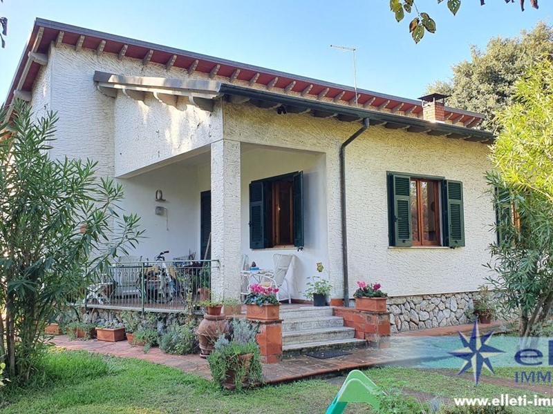 Villa in Vendita a Massa, zona Marina di Massa, 500'000€, 140 m²