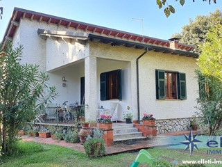 Villa in Vendita a Massa, zona Marina di Massa, 500'000€, 140 m²