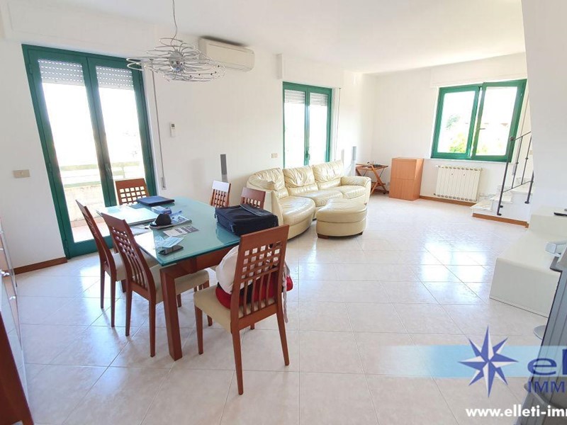 Appartamento in Vendita a Massa, zona Marina di Massa, 400'000&euro;, 170 m², arredato, con Box