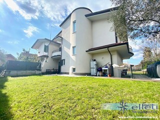 Villa bifamiliare in Vendita a Massa, zona Turano, 800'000€, 280 m², arredato