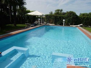Villa in Vendita a Massa, 2'500'000€, 400 m², arredato, con Box