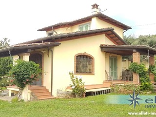 Villa in Vendita a Massa, zona San Carlo, 800'000€, 230 m², arredato, con Box