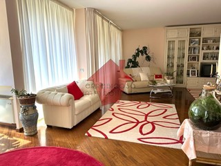 Villa in Vendita a Cerreto Guidi, 690'000€, 350 m², con Box