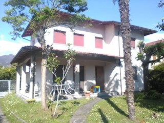 Villa bifamiliare in Affitto a Montignoso, zona Cinquale, 1'750€, 70 m², arredato