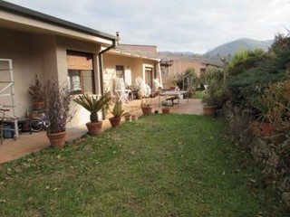 Villa in Vendita a Borgo a Mozzano, zona Valdottavo, 600'000&euro;, 450 m², con Box