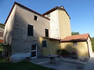 Casa di corte in Vendita a Capannori, zona Castelvecchio, 300'000€, 180 m², con Box