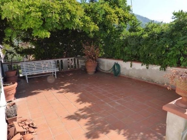 Casa di corte in Vendita a Capannori, zona Matraia, 150'000€, 400 m²