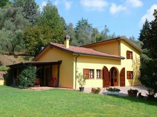 Villa in Vendita a Lucca, zona Arliano, 550'000€, 175 m², arredato