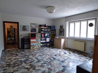 Appartamento in Vendita a Pescaglia, zona Monsagrati, 150'000€, 200 m²