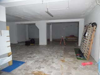 Immobile commerciale in Vendita a Pontedera, 100'000€, 190 m²