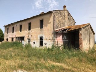 Casale in Vendita a Cascina, 260'000€, 400 m²