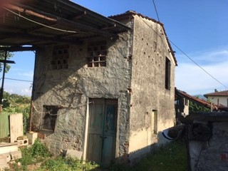 Casale in Vendita a Lucca, zona Tempagnano di Lunata, 50'000€, 150 m²