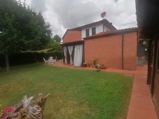 Villa in Vendita a Lucca, zona Monte San Quirico, 750'000€, 270 m²