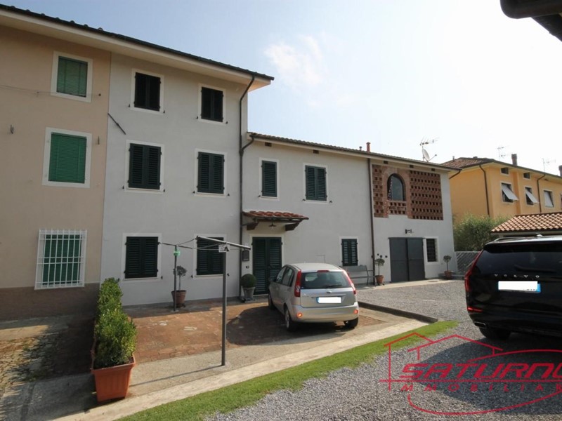 Casa Indipendente in Vendita a Capannori, zona Marlia, 400'000€, 220 m², con Box