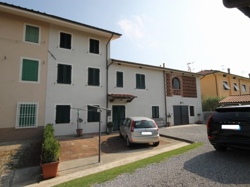 Casa Indipendente in Vendita a Capannori, zona Marlia, 400'000€, 220 m², con Box