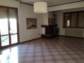 Villa in Vendita a Cascina, zona Pettori, 490'000€, 390 m², con Box