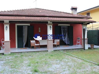 Villa bifamiliare in Vendita a Massa, zona Poveromo, 380'000€, 95 m², arredato