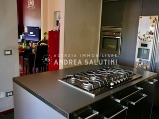 Villa in Vendita a Cascina, zona San Lorenzo Alle Corti, 550'000€, 300 m², arredato