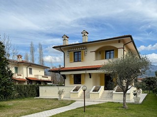 Villa in Vendita a Forte dei Marmi, 2'500'000€, 180 m², con Box
