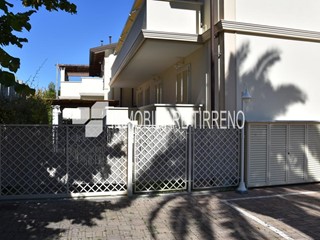 Quadrilocale in Affitto a Massa, zona Marina di Massa, 65 m², arredato