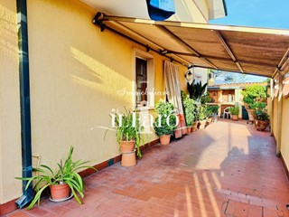 Casa Indipendente in Vendita a Viareggio, 500'000€, 250 m², arredato