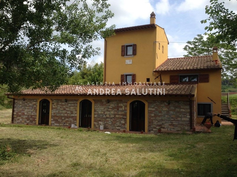 Casale in Vendita a Crespina Lorenzana, 695'000€, 450 m², arredato