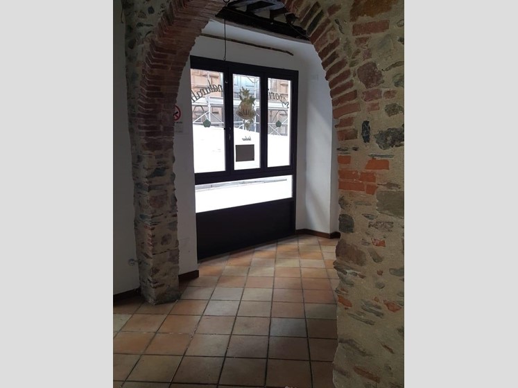 Negozio in Affitto a Massa, 750€, 65 m²