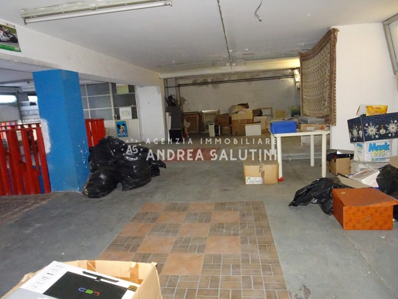 Immobile commerciale in Vendita a Pontedera, 150'000€, 450 m²