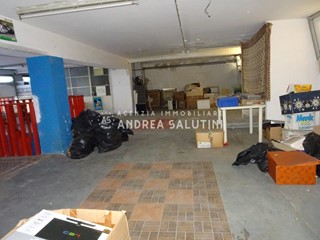 Immobile commerciale in Vendita a Pontedera, 150'000€, 450 m²