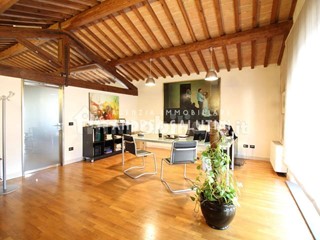 Ufficio in Vendita a Pontedera, 369'000€, 250 m²