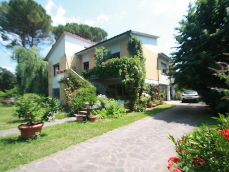 Villa in Vendita a Lucca, zona San Pietro a Vico, 350'000€, 220 m²