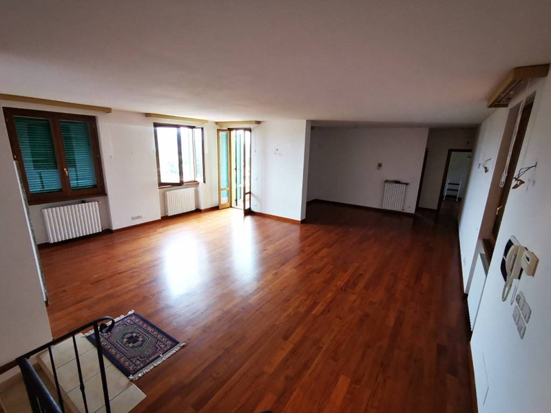 Appartamento in Vendita a Arezzo, zona Chiani, 400'000€, 230 m², con Box