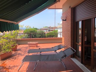 Attico in Vendita a Massa, zona Ronchi, 600'000€, 120 m², con Box