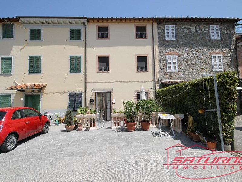 Casa Indipendente in Vendita a Capannori, zona Marlia, 235'000€, 165 m²