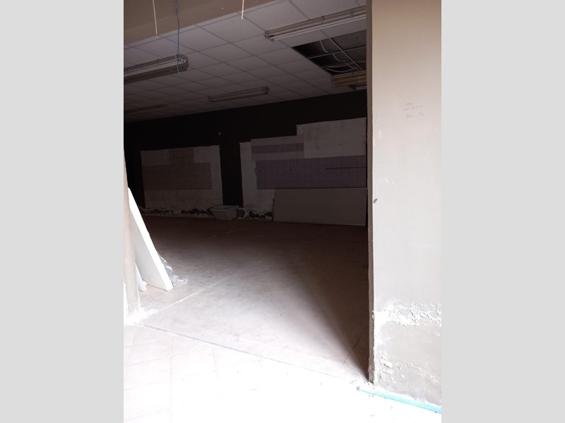 Capannone in Vendita a Viareggio, zona Torre Del Lago Puccini, 240'000€, 608 m²