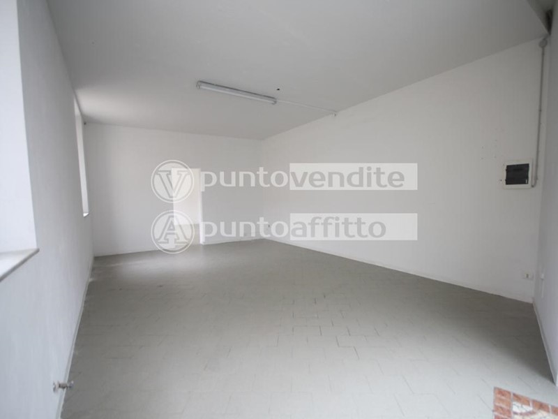 Negozio in Affitto a Lucca, 1'300€, 100 m²