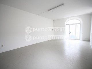 Negozio in Affitto a Lucca, 1'300€, 100 m²