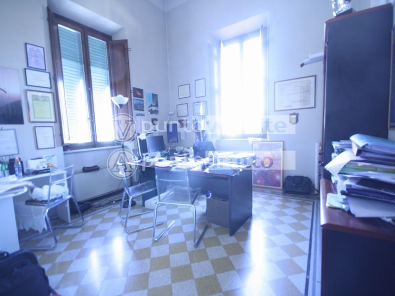 Ufficio in Affitto a Lucca, zona Arancio, 2'350€, 240 m²