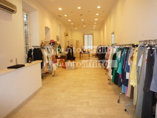 Negozio in Affitto a Lucca, 1'300€, 150 m²