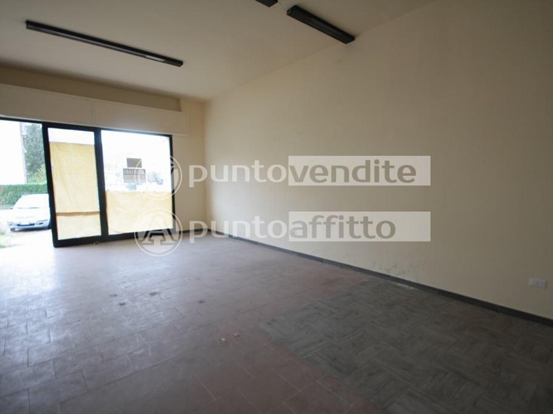Negozio in Affitto a Lucca, zona Ponte a Moriano, 550€, 90 m²