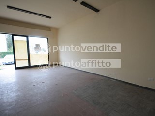 Negozio in Affitto a Lucca, zona Ponte a Moriano, 550€, 90 m²