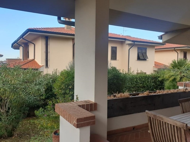 Villa in Vendita a Cecina, 780'000€, 450 m², con Box