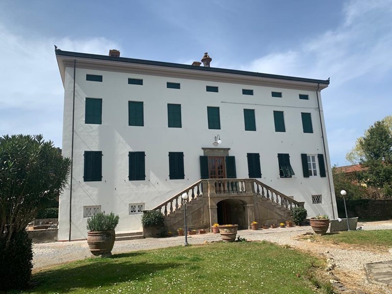 Casa Semi Indipendente in Vendita a Capannori, zona Massa Macinaia, 550'000€, 380 m², con Box
